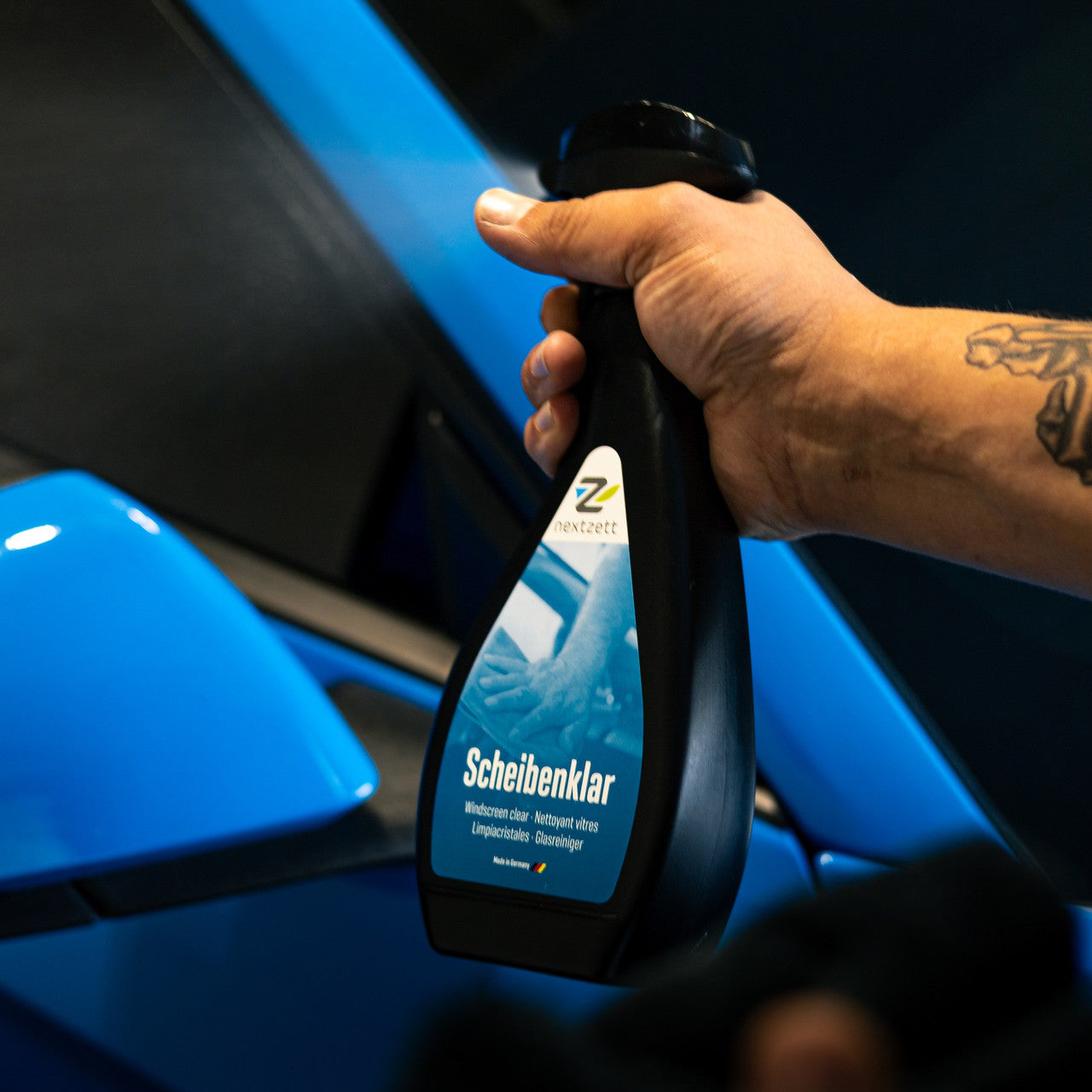 Cleaning car glass and mirrors with nextzett Windscreen Clear is fast and easy