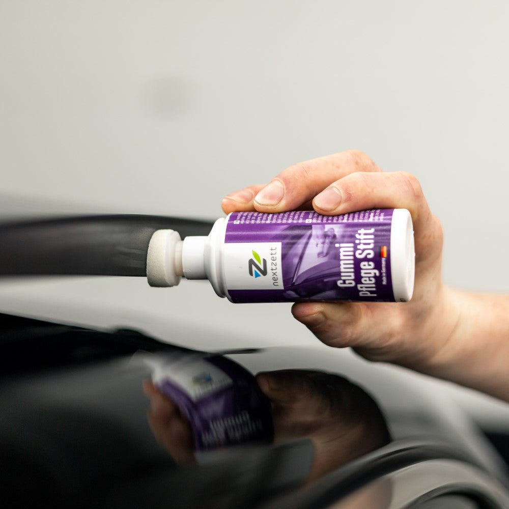 Hand appling nextzett Gummi Pflege on to car door weather seal