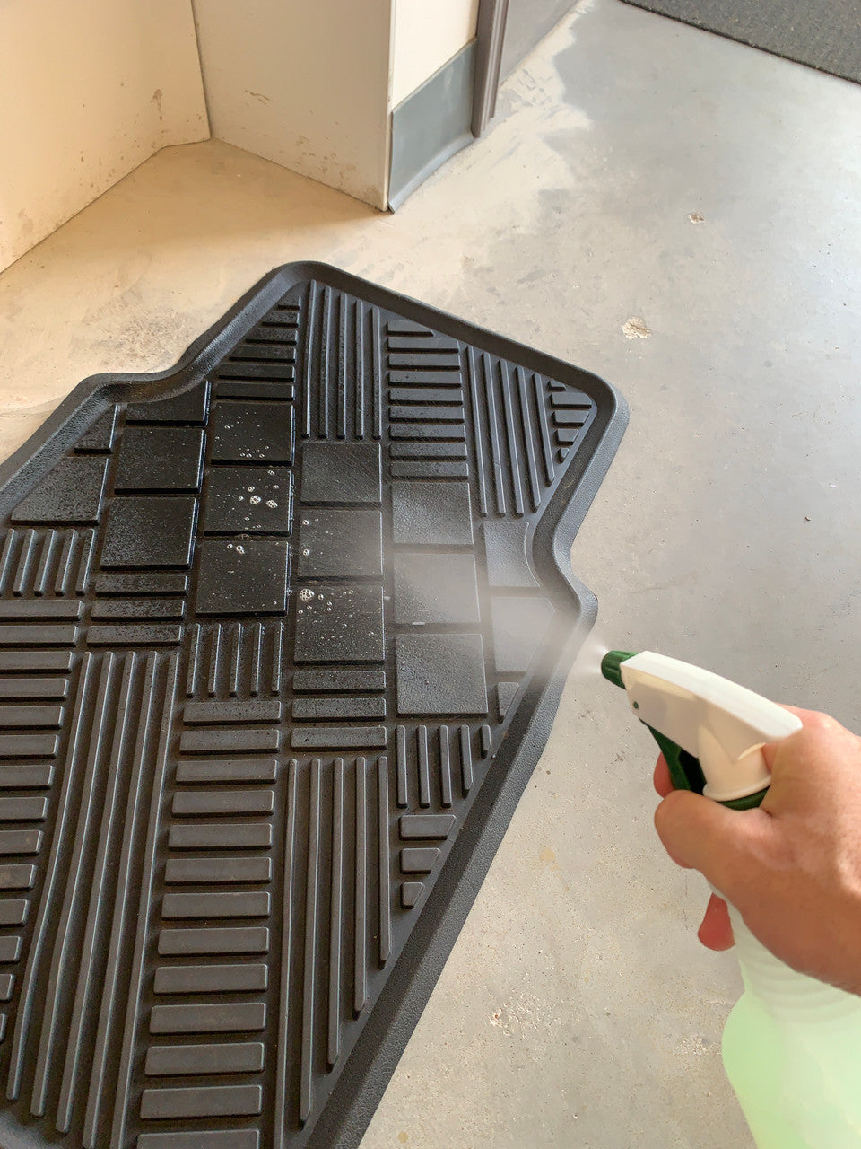 Spray rubber floor mat with Blitz