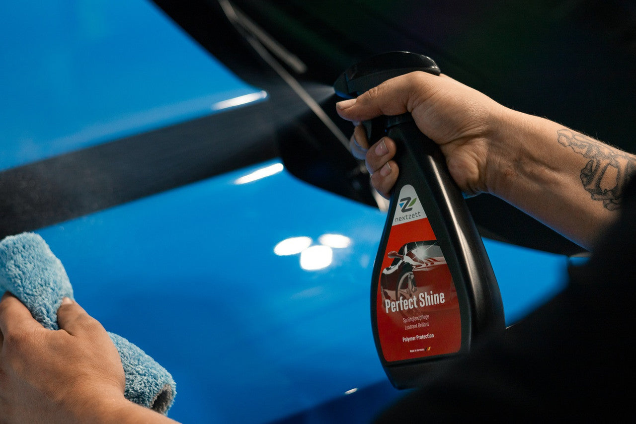 Spraying nextzett Perfect Shine on car paint
